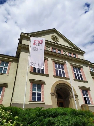 Škola z průčelí
